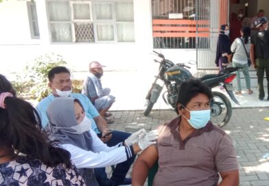 Kejar Target, Tim Vaksinator Laksanakan Vaksinasi Kepada Penerima Bantuan Minyak Goreng di Kantor POS Kuala